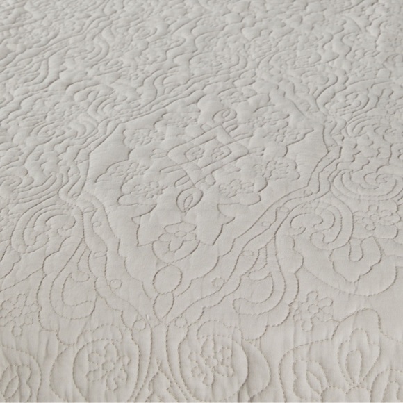 🎉LAST PIECE🎉TAHARI HOME Embroidered Floral Quilt Set - Picture 2 of 3